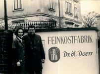 Das Unternehmerehepaar Doerr vor dem Firmensitz in Dresden Klotzsche in den 70er Jahren.