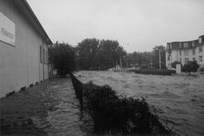 2002: Die Hochwasserkatastrophe in Dresden durch die Flut der Weißeritz ereilt auch den Firmensitz von Dr. Doerr Feinkost.