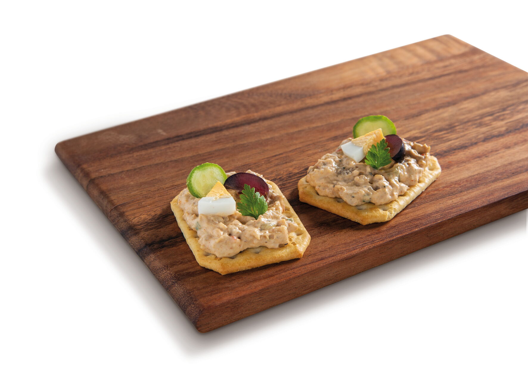 Brotaufstrich Gyros auf Crackern mit Ei, Traube und Gurke - Garniervorschlag