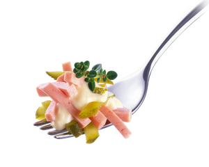 Dr. Doerr Fleischsalat mit Gurke auf Gabel - Garniervorschlag